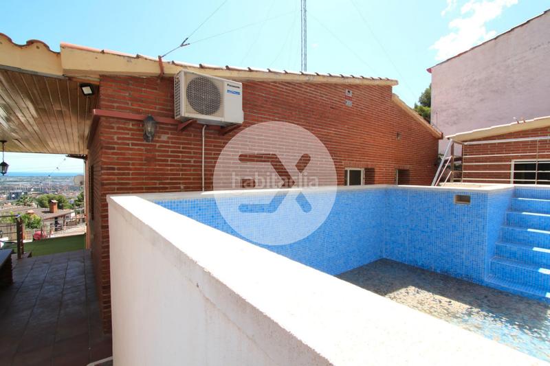 Foto 4dcc5b82-e566-47d7-8658-ebc72463fa56. Casa con camino riscaldamento parcheggio piscina in Viladecans