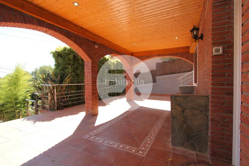 Foto 6ea4b37a-9d2f-44fc-b3ee-93625b1a5987. Casa con camino riscaldamento parcheggio piscina in Viladecans