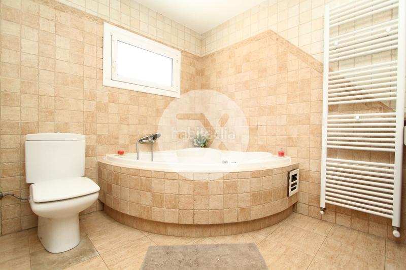 Foto 86d25d90-42e7-4153-bbba-0b47a913b335. Casa con camino riscaldamento parcheggio piscina in Viladecans