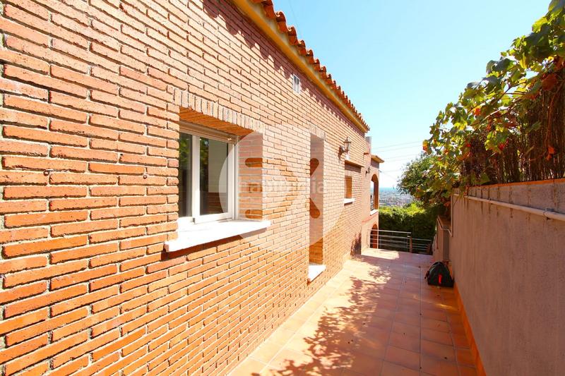 Foto 8c2be40f-c825-48af-bfea-95ccc667d037. Casa con camino riscaldamento parcheggio piscina in Viladecans