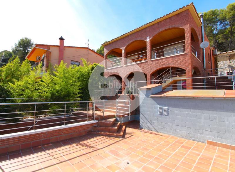 Foto af40d668-d068-4d41-9ab6-556c3645b1e3. Casa con camino riscaldamento parcheggio piscina in Viladecans