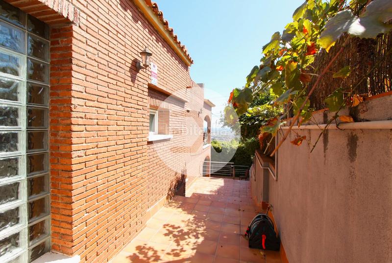 Foto b4f92d9c-edce-4d5e-b7cc-ccce9723d5c2. Casa con camino riscaldamento parcheggio piscina in Viladecans