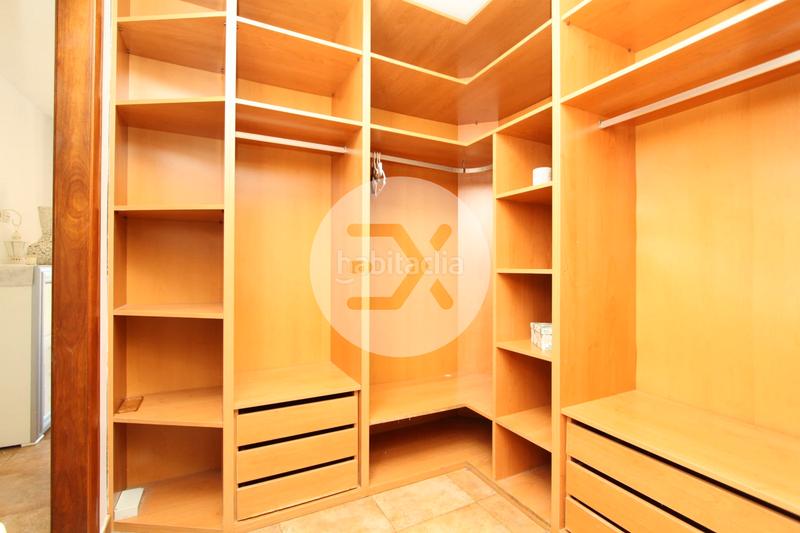 Foto c0838414-f1a2-40ca-b32f-fd8bce693b92. Casa con camino riscaldamento parcheggio piscina in Viladecans