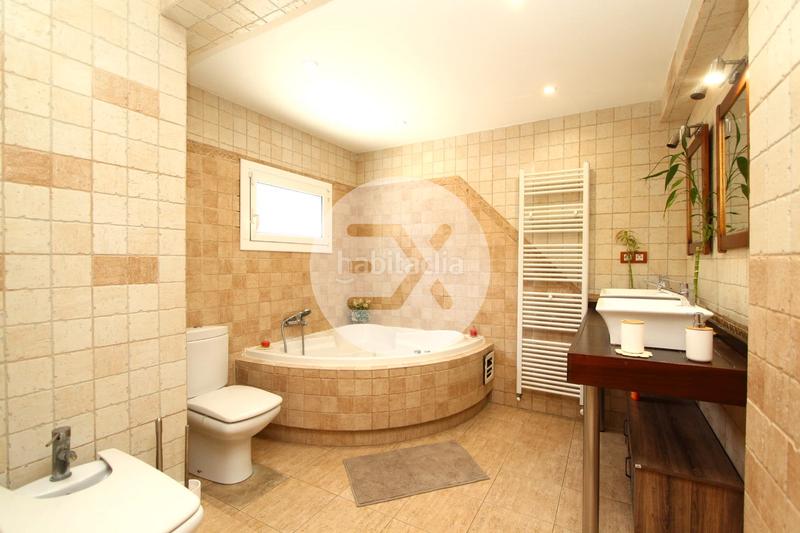 Foto cb06b937-059f-4c1b-bc1c-89ff7cc6fd33. Casa con camino riscaldamento parcheggio piscina in Viladecans