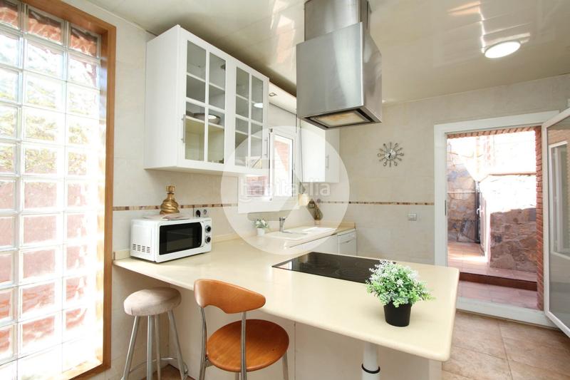 Foto d51002c3-775e-44d9-9a4d-2e14c2921e4a. Casa con camino riscaldamento parcheggio piscina in Viladecans