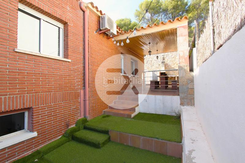Foto d6b8155b-4834-4ede-88d1-7a6bf43351bd. Casa con camino riscaldamento parcheggio piscina in Viladecans