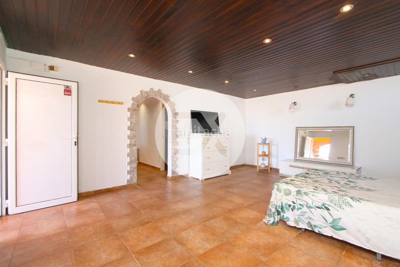 Foto d7d32eaa-6987-4b8f-a115-5077a2a6411f. Casa con camino riscaldamento parcheggio piscina in Viladecans