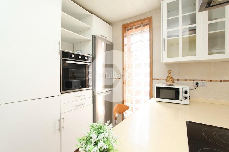 Foto e2d76ad0-e2b5-4d86-8d96-fc402f03ab2d. Casa con camino riscaldamento parcheggio piscina in Viladecans