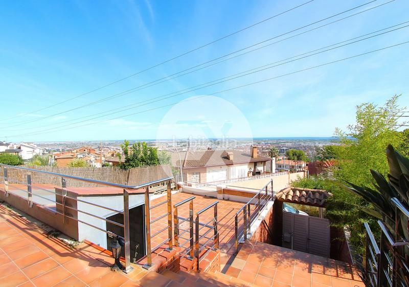 Foto ee54e08e-0a2f-4b66-bb83-86d60e785ecb. Casa con camino riscaldamento parcheggio piscina in Viladecans