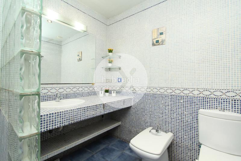 Foto f267ebdf-0a16-41f7-b414-eb843f1b7e6b. Casa con camino riscaldamento parcheggio piscina in Viladecans