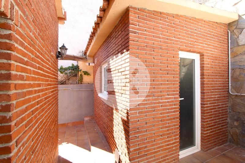 Foto f6d1fa6f-2f20-4b0f-aed7-eda0a1cc5eab. Casa con camino riscaldamento parcheggio piscina in Viladecans