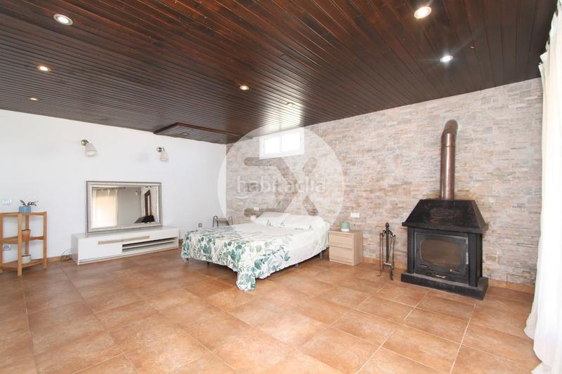 Foto faec09bb-1fac-4b43-86b2-06c9efdf65da. Casa con camino riscaldamento parcheggio piscina in Viladecans