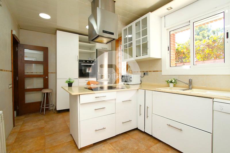 Foto fb22b3b4-cb61-4a14-b201-aa4eb5474f3d. Casa con camino riscaldamento parcheggio piscina in Viladecans