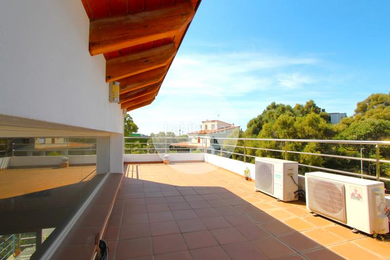 Foto 388a9b39-08c0-4a4c-9c09-bd3486450a53. Haus mit parking in Montmar Castelldefels