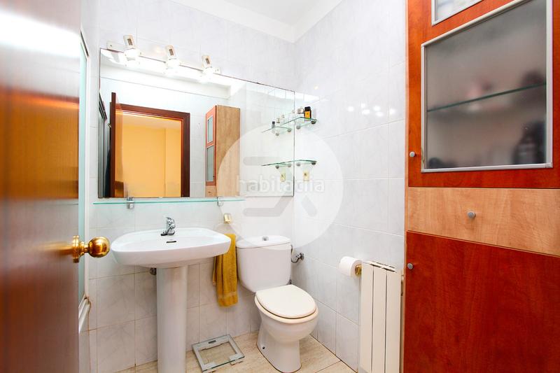 Foto 0f134b4d-35d0-46c0-8e98-97c0251ff8c7. Casa adossada amb xemeneia calefacció aparcament a Castelldefels