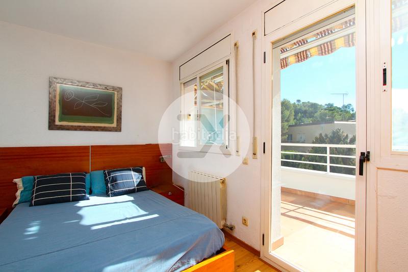 Foto 1c1c9098-1cee-45b3-aa00-63457846bb25. Casa adossada amb xemeneia calefacció aparcament a Castelldefels