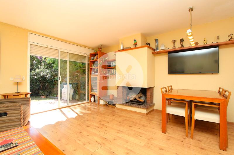 Foto 21d1e8b3-c84b-4492-8c42-de0596c93e5b. Casa adossada amb xemeneia calefacció aparcament a Castelldefels