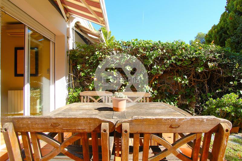 Foto 2aaa8696-4be7-4688-b00d-a4c202b2fcc9. Casa adossada amb xemeneia calefacció aparcament a Castelldefels