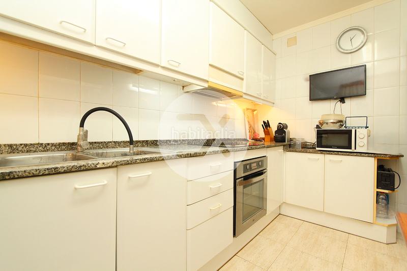 Foto 2ddbdbe8-f005-40f2-952c-cb6a2c020fcc. Casa adossada amb xemeneia calefacció aparcament a Castelldefels