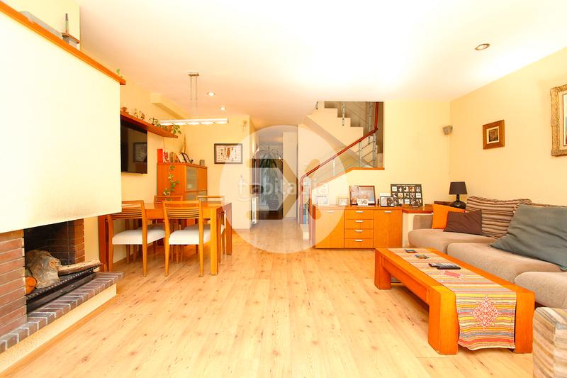 Foto 4a6ff10d-1aba-4387-b011-dc9ab3e01ce0. Casa adossada amb xemeneia calefacció aparcament a Castelldefels