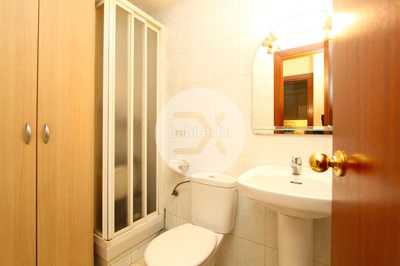 Foto 54cd0a25-3039-4aec-b0ed-7e5b780b3aa4. Casa adossada amb xemeneia calefacció aparcament a Castelldefels