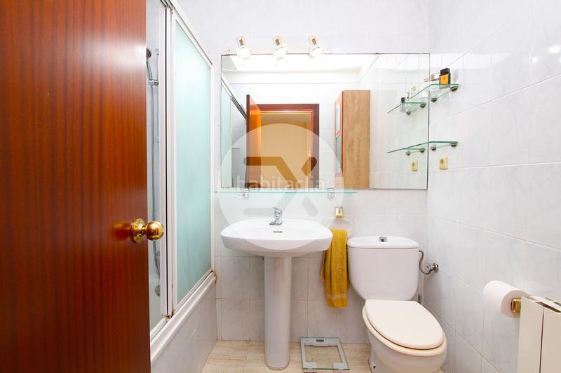 Foto b04dcb48-ce30-4ec9-aae1-e83707c43a09. Casa adossada amb xemeneia calefacció aparcament a Castelldefels