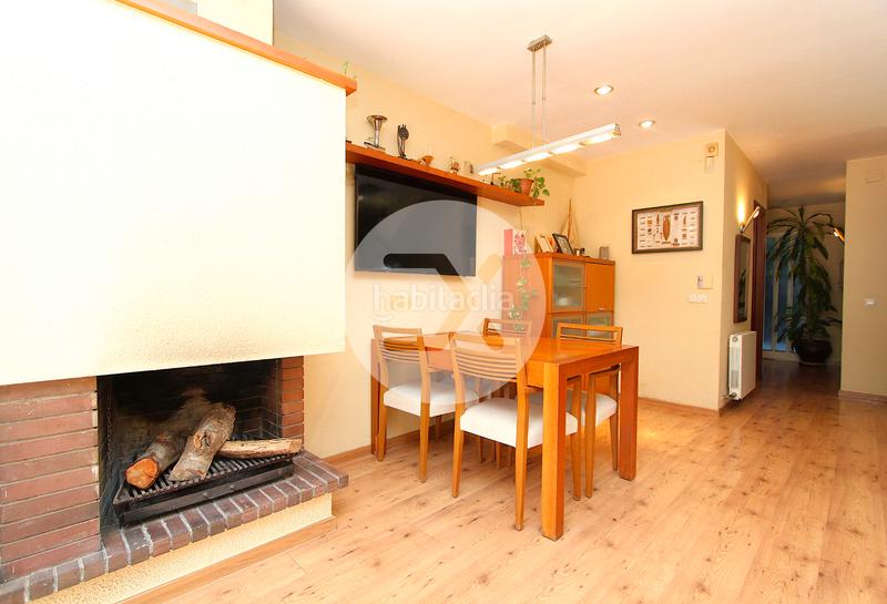 Foto d043c831-d87d-42df-960b-f5651a273e34. Casa adossada amb xemeneia calefacció aparcament a Castelldefels