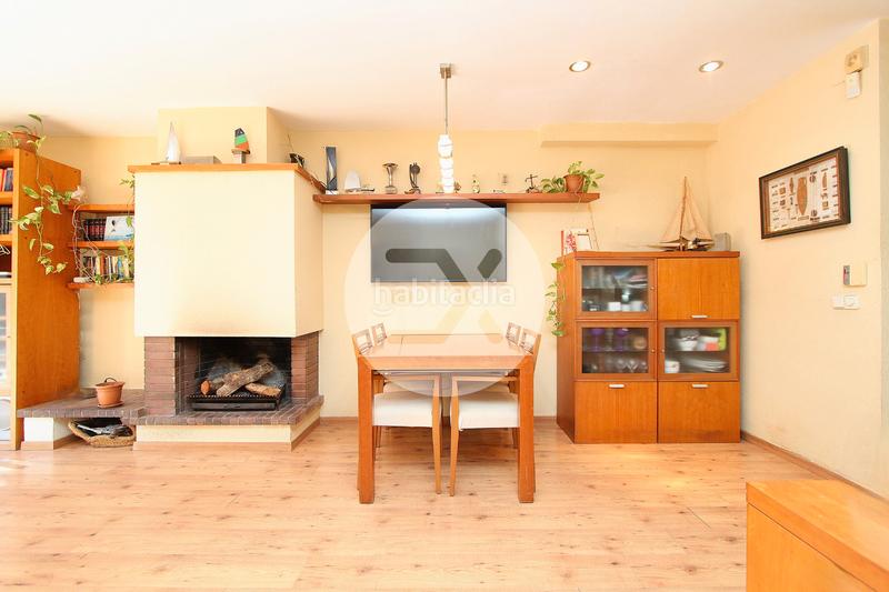 Foto f4b7d73a-6992-43ce-9ba6-d40bc695c8c4. Casa adossada amb xemeneia calefacció aparcament a Castelldefels