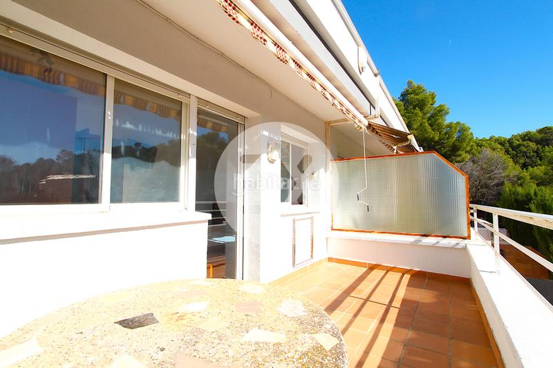 Foto 32e45302-e775-4c37-8dd8-fe5a48bbd014. Maison jumelée avec cheminée chauffage parking dans Castelldefels