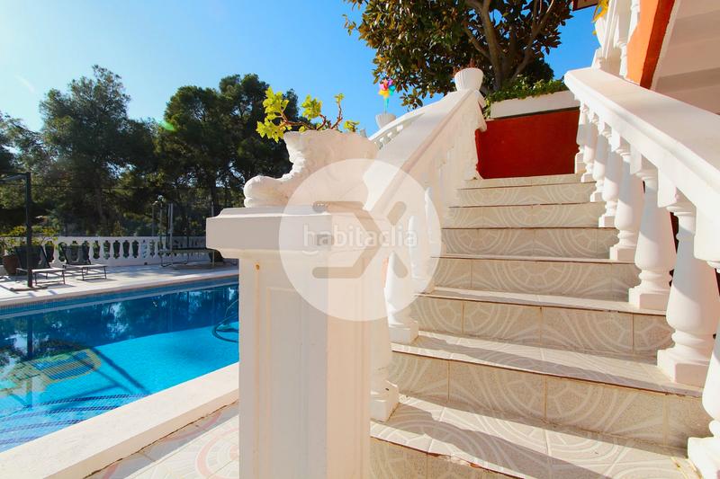 Foto 268b3a99-86a2-455c-8351-2a58a5e4ed40. Casa con camino riscaldamento parcheggio piscina in Castelldefels