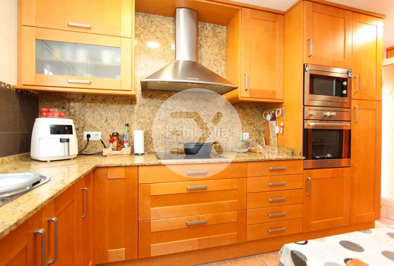 Foto bb740ab5-ef2a-4e2e-8892-0affd5cee00e. Casa con camino riscaldamento parcheggio piscina in Castelldefels