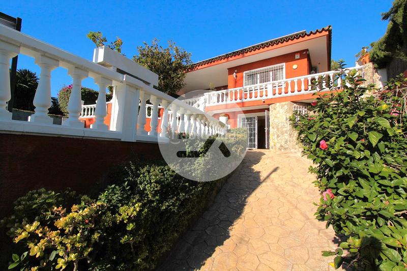 Foto db9462e1-e1c2-4552-ad25-8a42646d81c8. Casa con camino riscaldamento parcheggio piscina in Castelldefels