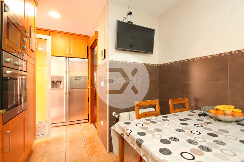 Foto fa484ed4-bbe1-495c-8c43-d8fe8679aa0a. Casa con camino riscaldamento parcheggio piscina in Castelldefels