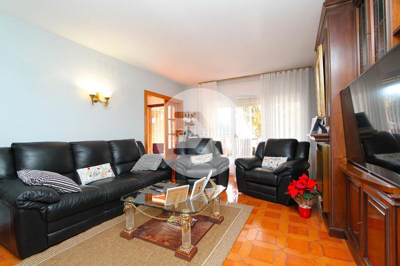 Foto fd75bade-6c55-406a-a2de-f9bf23c69fb2. Casa con camino riscaldamento parcheggio piscina in Castelldefels