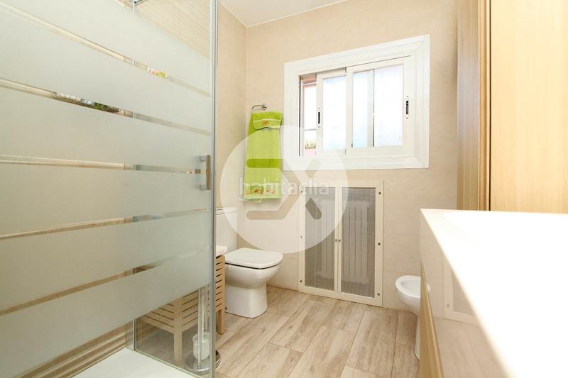 Foto f3ca9b4a-30aa-492d-a393-56fcdf1b00ab. Haus mit kamin heizung parking pool in Montmar Castelldefels