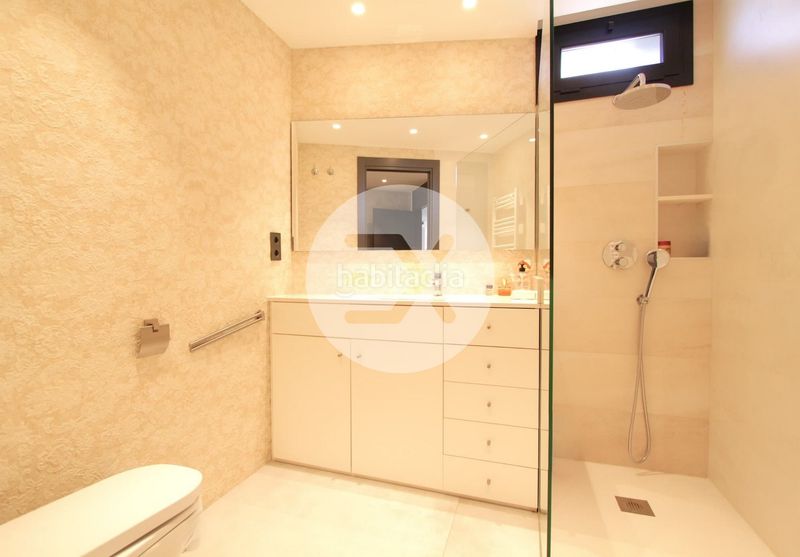 Foto 0351ba99-9027-4d7a-9678-3e753995ab29. Casa amb xemeneia calefacció aparcament piscina a Castelldefels