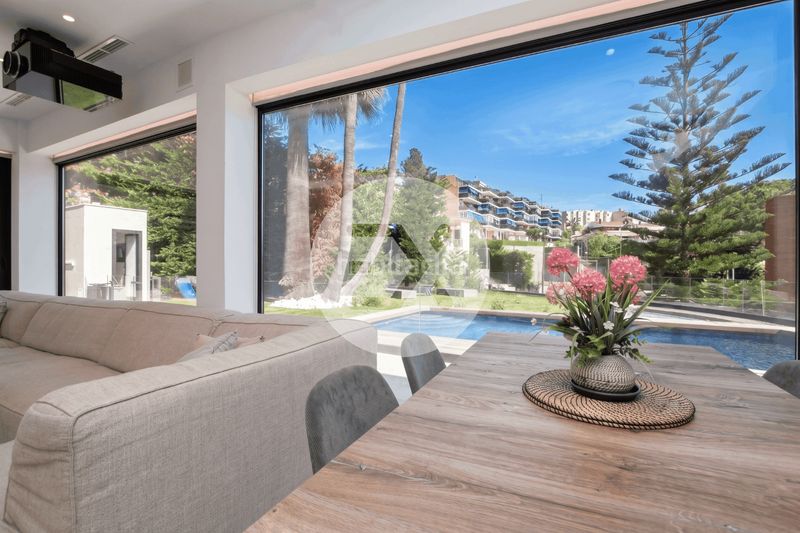 Foto 395bb4d2-6a20-4e99-9764-30749cd0464e. Casa amb xemeneia calefacció aparcament piscina a Castelldefels