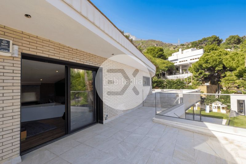 Foto 5233f13f-dde7-4246-a903-6a9ca1b5230c. Casa amb xemeneia calefacció aparcament piscina a Castelldefels