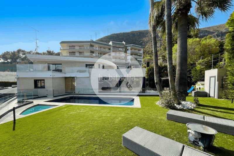 Foto 558ba67e-b97f-41a9-aff3-3c605a5448b2. Casa amb xemeneia calefacció aparcament piscina a Castelldefels