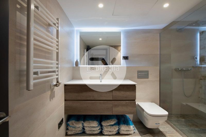 Foto 73a899d8-b5ed-4a94-a0c5-f7ea74a14fa6. Casa amb xemeneia calefacció aparcament piscina a Castelldefels
