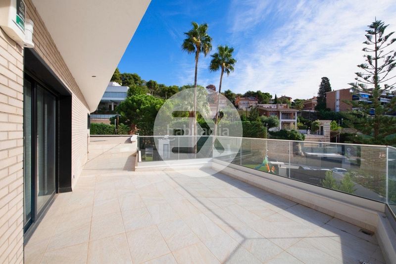 Foto 8581dcc5-0d0b-45eb-9509-63d0d4907157. Casa amb xemeneia calefacció aparcament piscina a Castelldefels