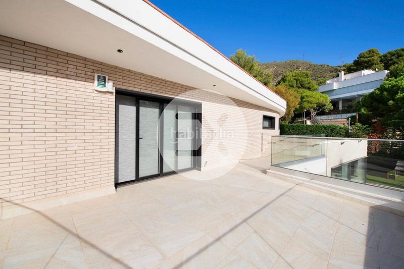 Foto cf4a2e55-7da8-49c7-9ff1-9ff9bde4207c. Casa amb xemeneia calefacció aparcament piscina a Castelldefels
