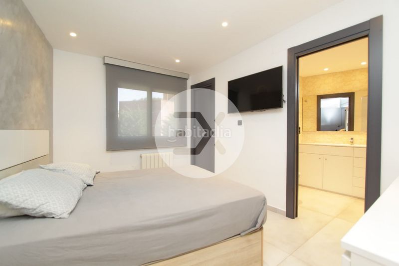 Foto d8c75fa2-b68a-4110-9d86-97bb1064f77d. Casa amb xemeneia calefacció aparcament piscina a Castelldefels