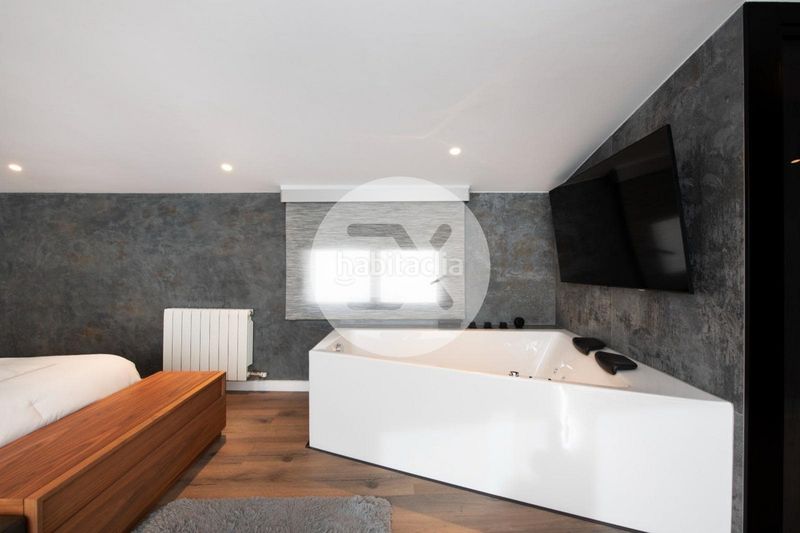 Foto ea7956fe-e25a-48f2-a034-39e6b82a6365. Casa amb xemeneia calefacció aparcament piscina a Castelldefels