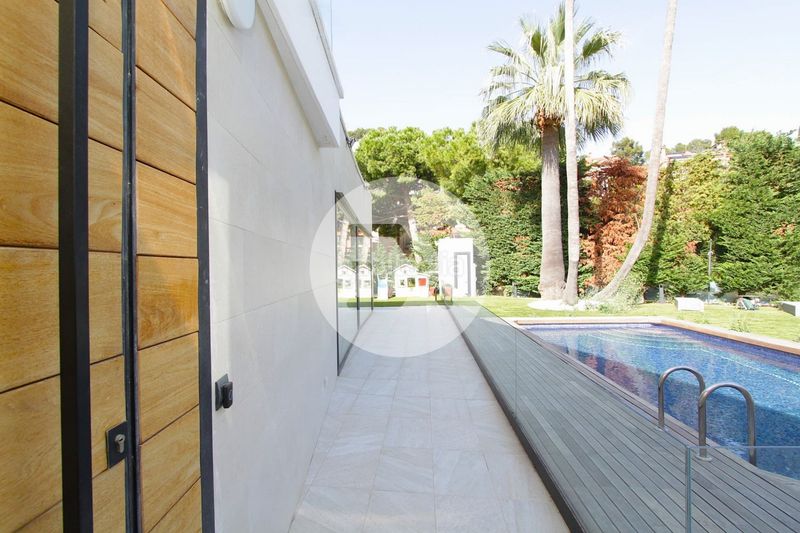 Foto f056fb2b-ba0d-4eed-9c93-466f5ae4054b. Casa amb xemeneia calefacció aparcament piscina a Castelldefels