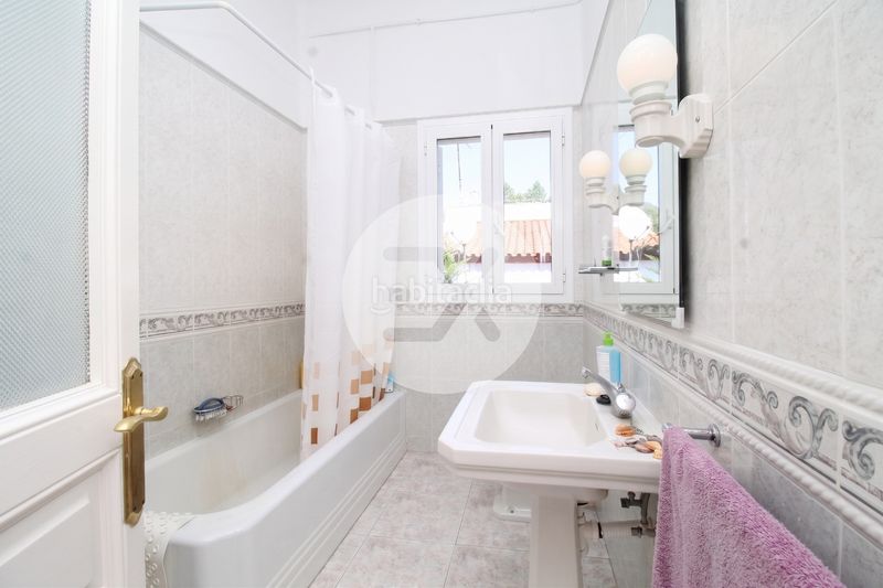 Foto 6d8b9c31-cd75-4c74-bda2-f04954a1b4af. Casa amb aparcament a Montmar Castelldefels