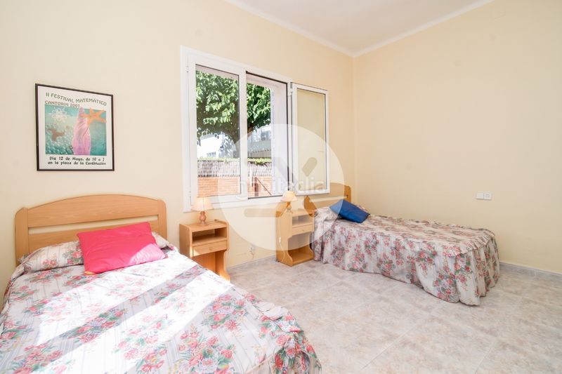 Foto b098886a-75ac-44b7-a52b-eda4d961f0cc. Casa amb aparcament a Montmar Castelldefels