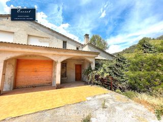 Xalet a Carrer major 316. Gran casa pareada por acabar