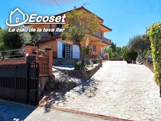 Chalet à Carrer major 316. Casa para dos familias
