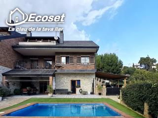 Casa pareada en Carrer major 316. ?? espectacular casa con jardín, piscina y vistas impresionantes